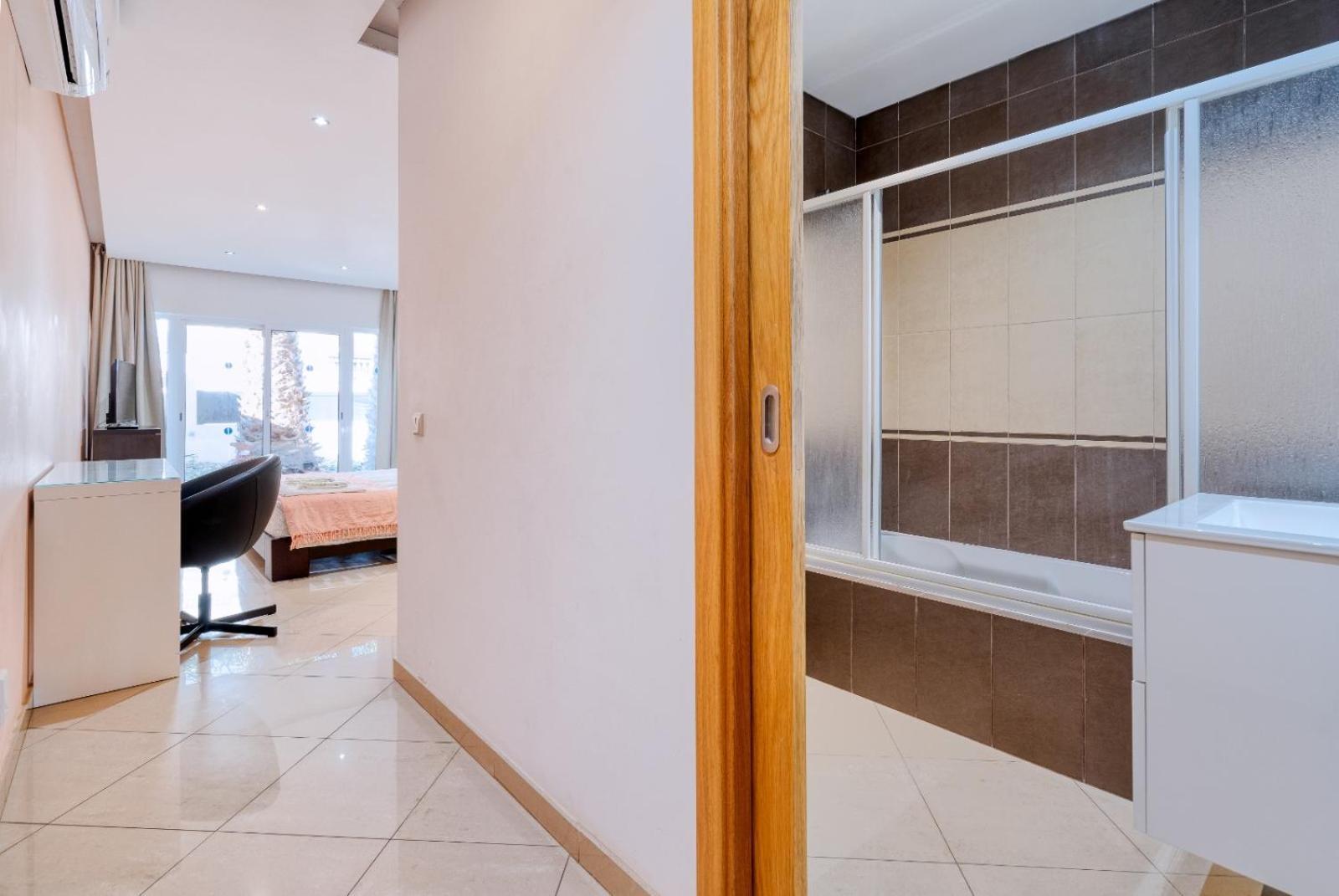 Full Private 300Sqm Villa Jacuzzi Heated Pool Ideal & Quiet Location อัลบูเฟรา ภายนอก รูปภาพ